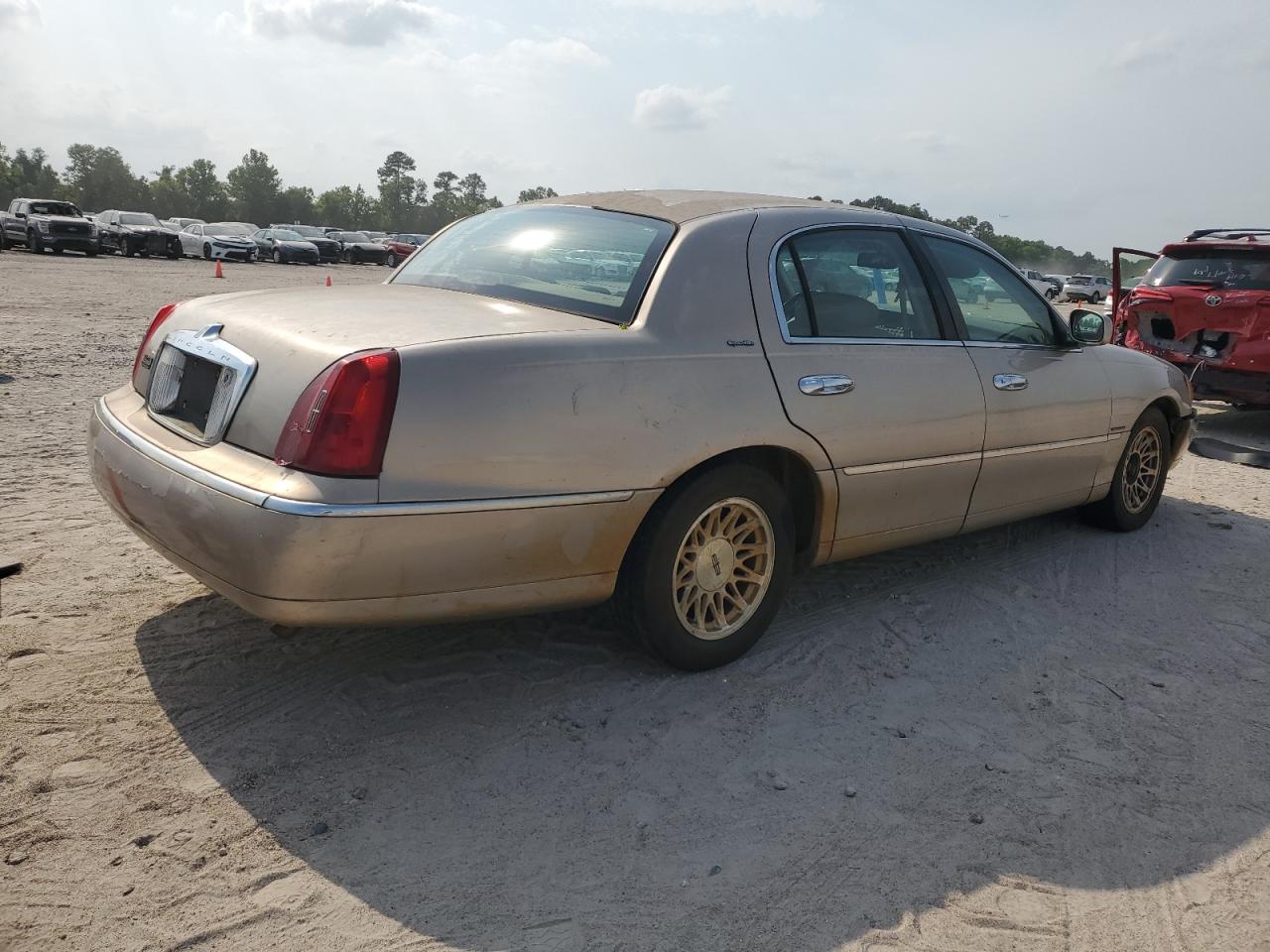 1LNFM82W2WY613175 1998 Lincoln Town Car Signature