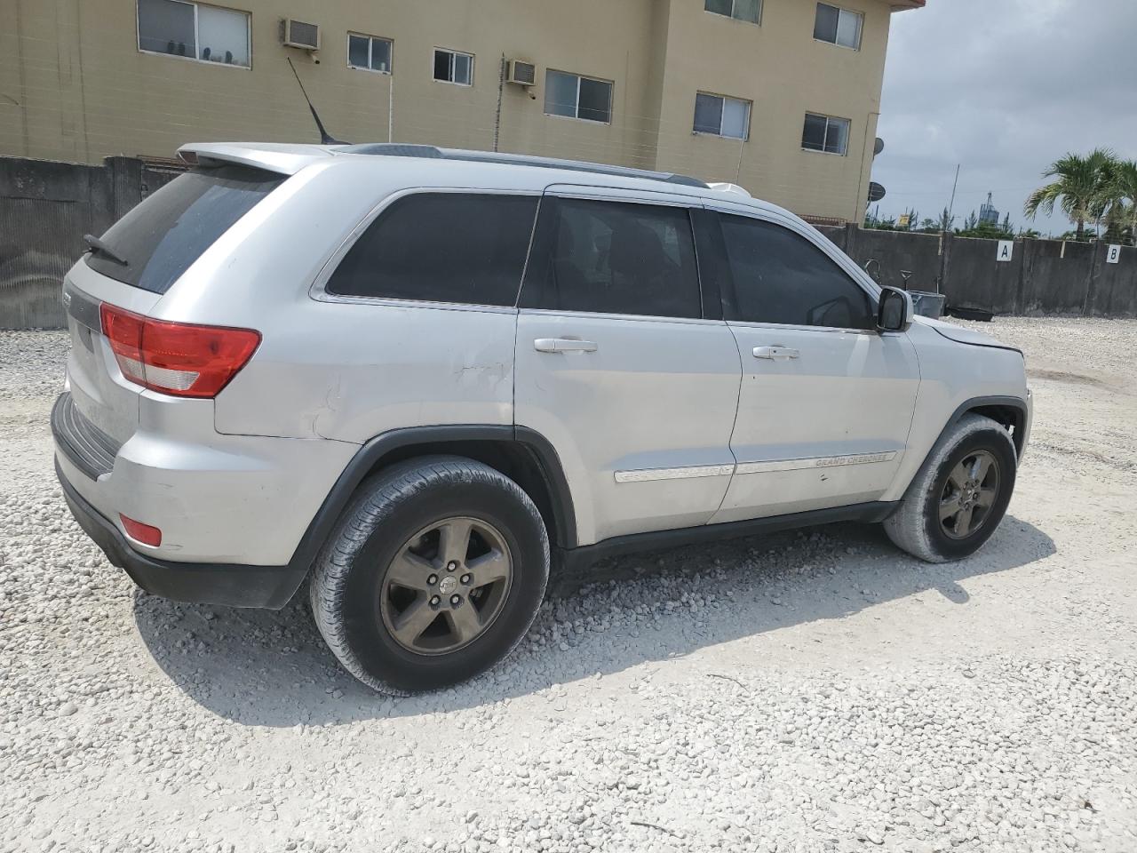 1J4RS4GGXBC505695 2011 Jeep Grand Cherokee Laredo