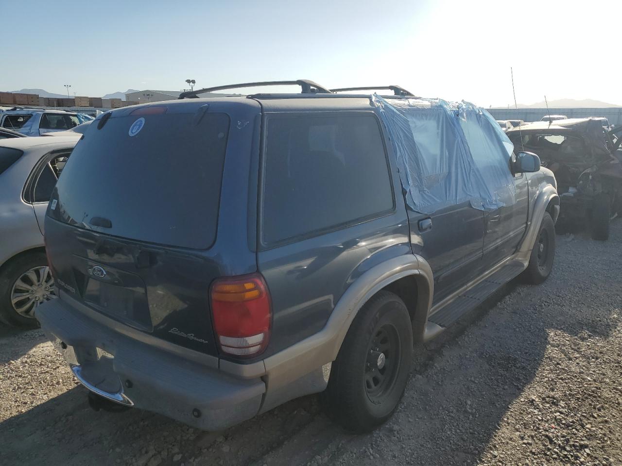 1FMDU74E3YZA26325 2000 Ford Explorer Eddie Bauer