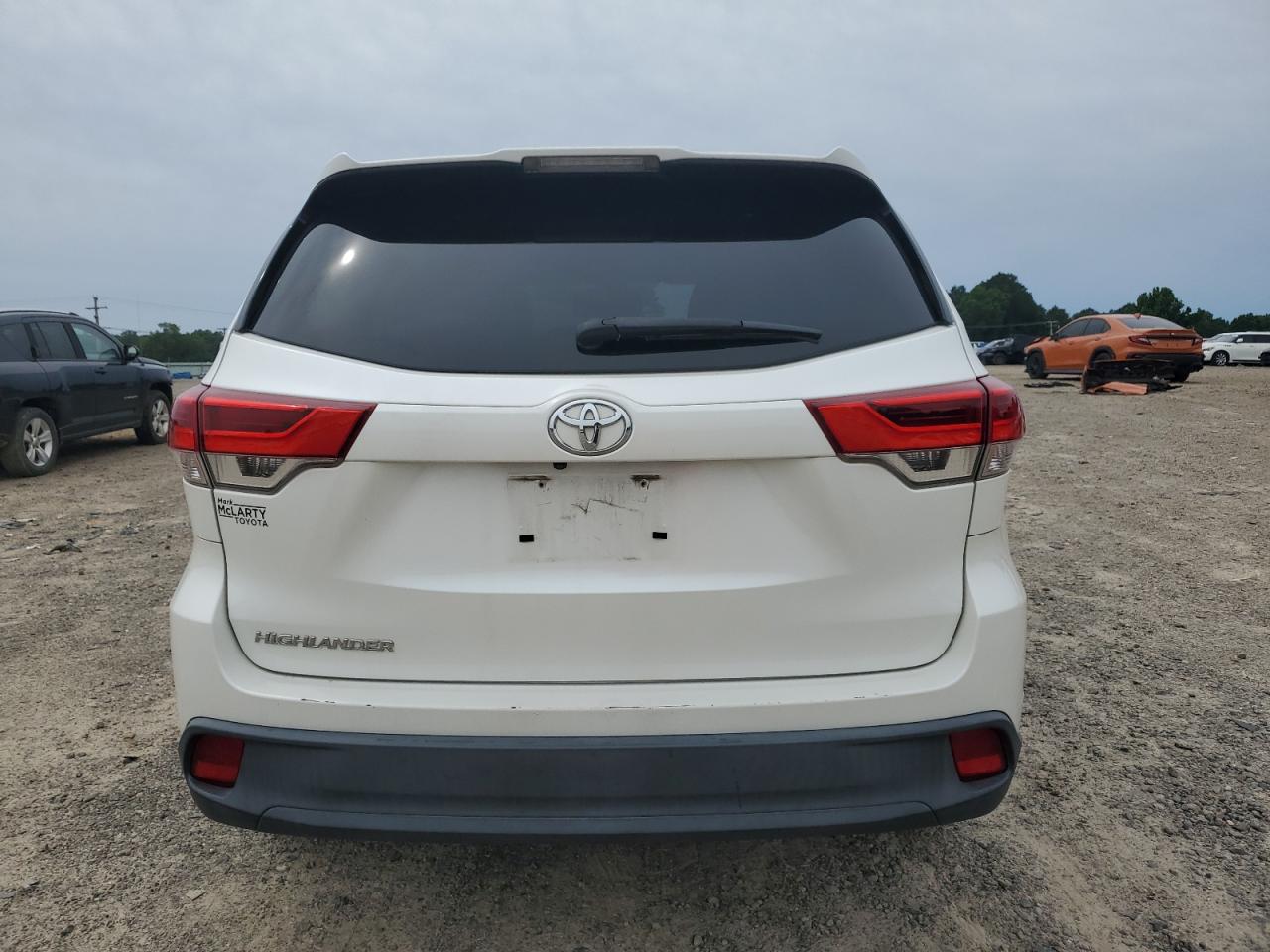 5TDZARFH3JS037368 2018 Toyota Highlander Le