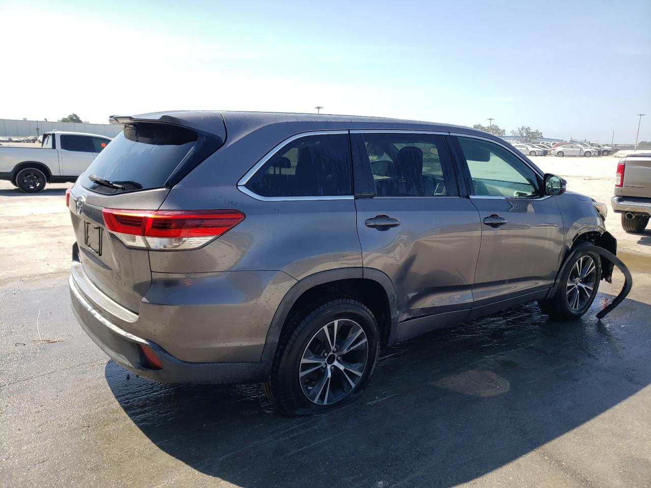 5TDZZRFH3JS237756 2018 Toyota Highlander Le