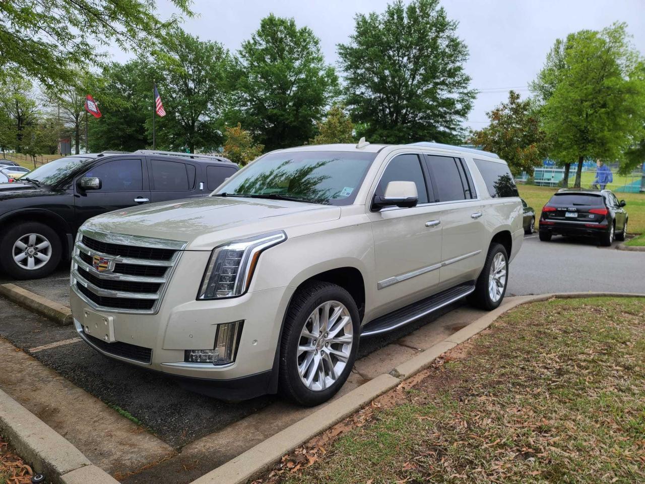 2017 Cadillac Escalade Esv Luxury vin: 1GYS3HKJ8HR199868