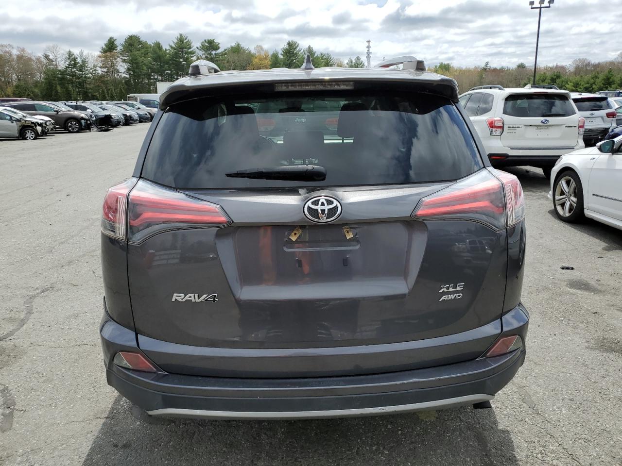 2017 Toyota Rav4 Xle vin: JTMRFREV6HJ114105