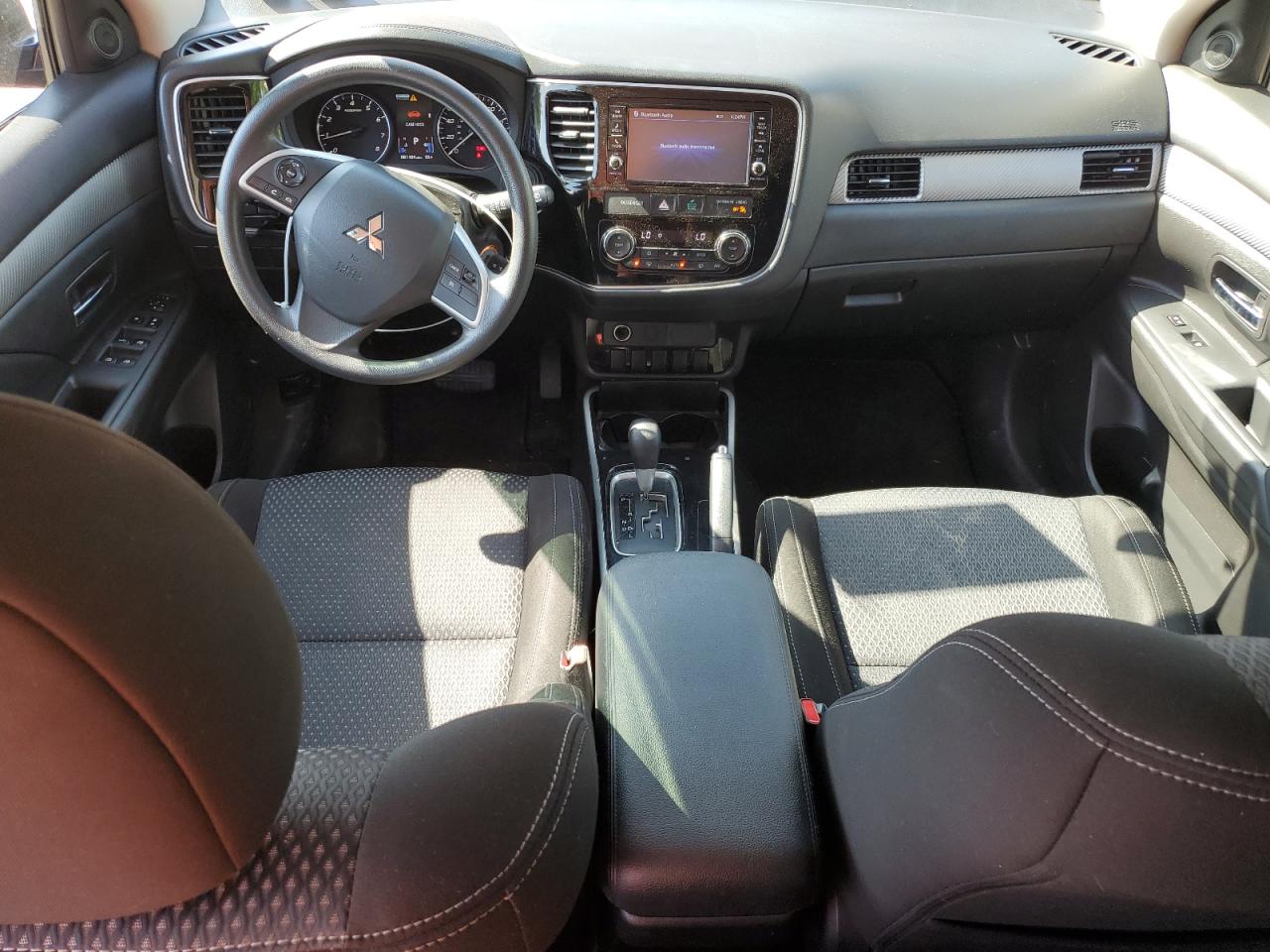 JA4AZ3A35JZ056673 2018 Mitsubishi Outlander Se