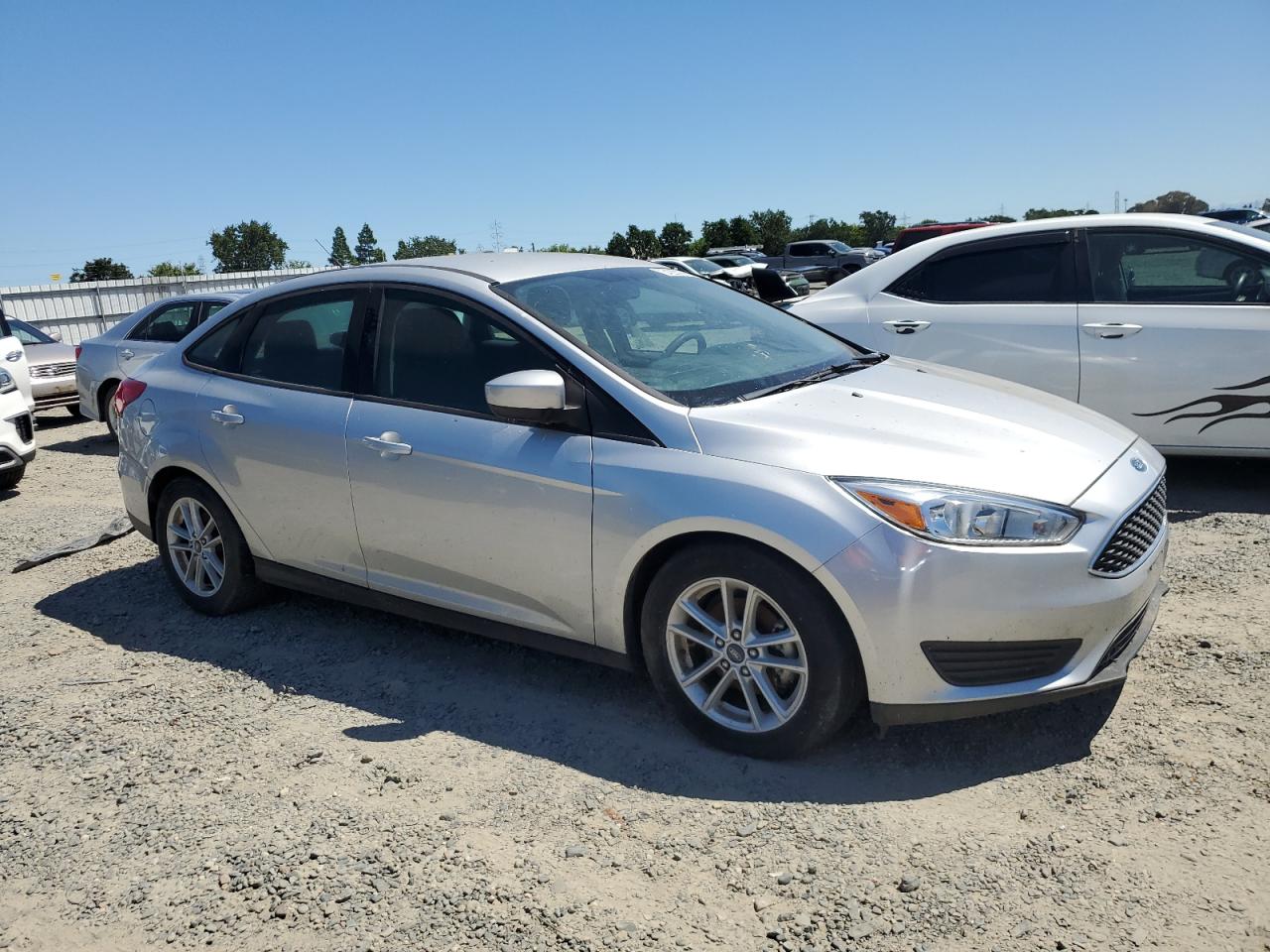 2018 Ford Focus Se vin: 1FADP3FE9JL224326