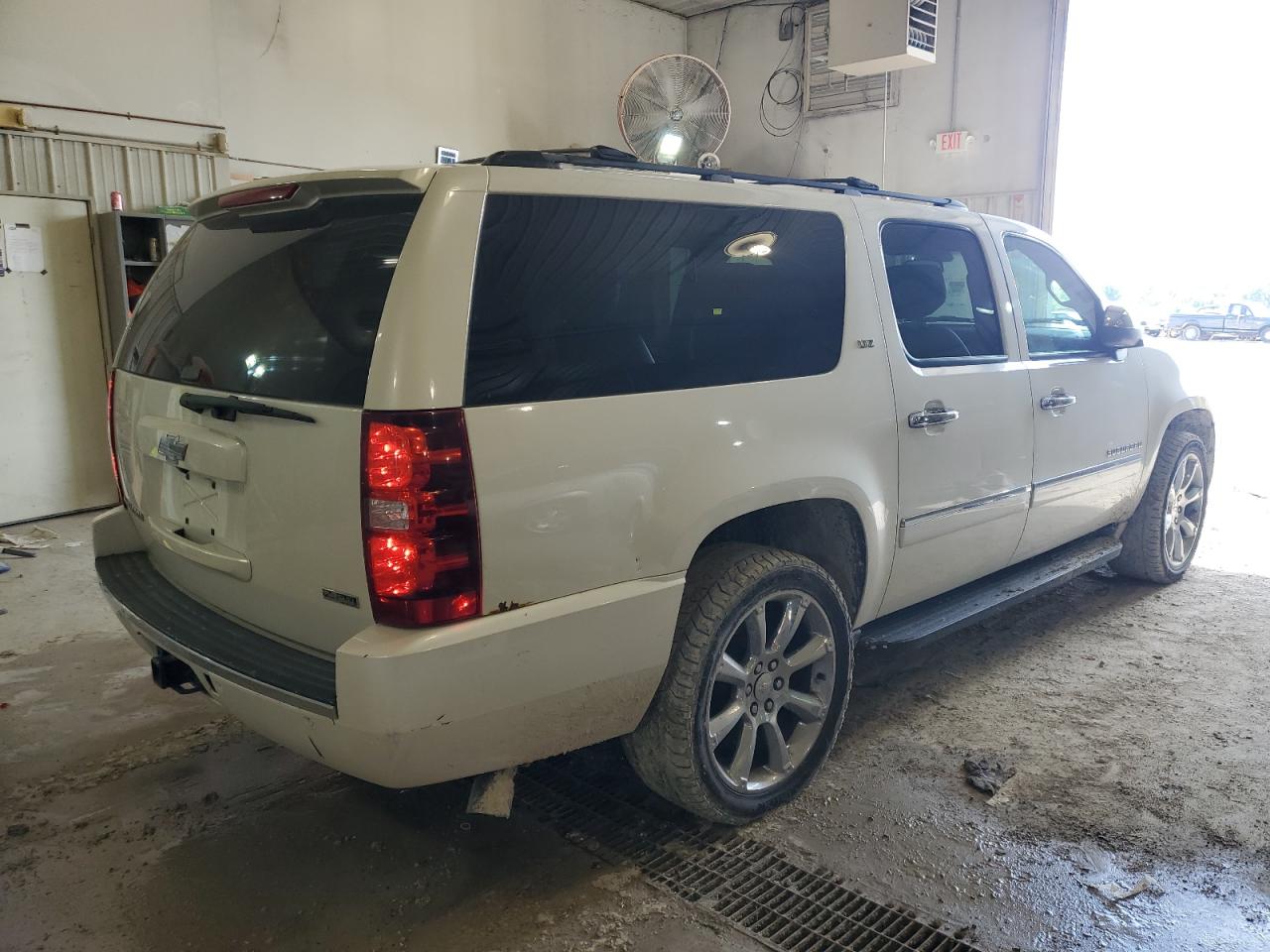 1GNSKKE34BR257122 2011 Chevrolet Suburban K1500 Ltz