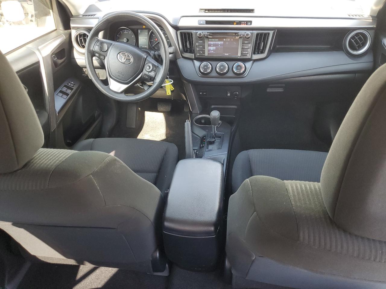 JTMBFREV8HJ146765 2017 Toyota Rav4 Le