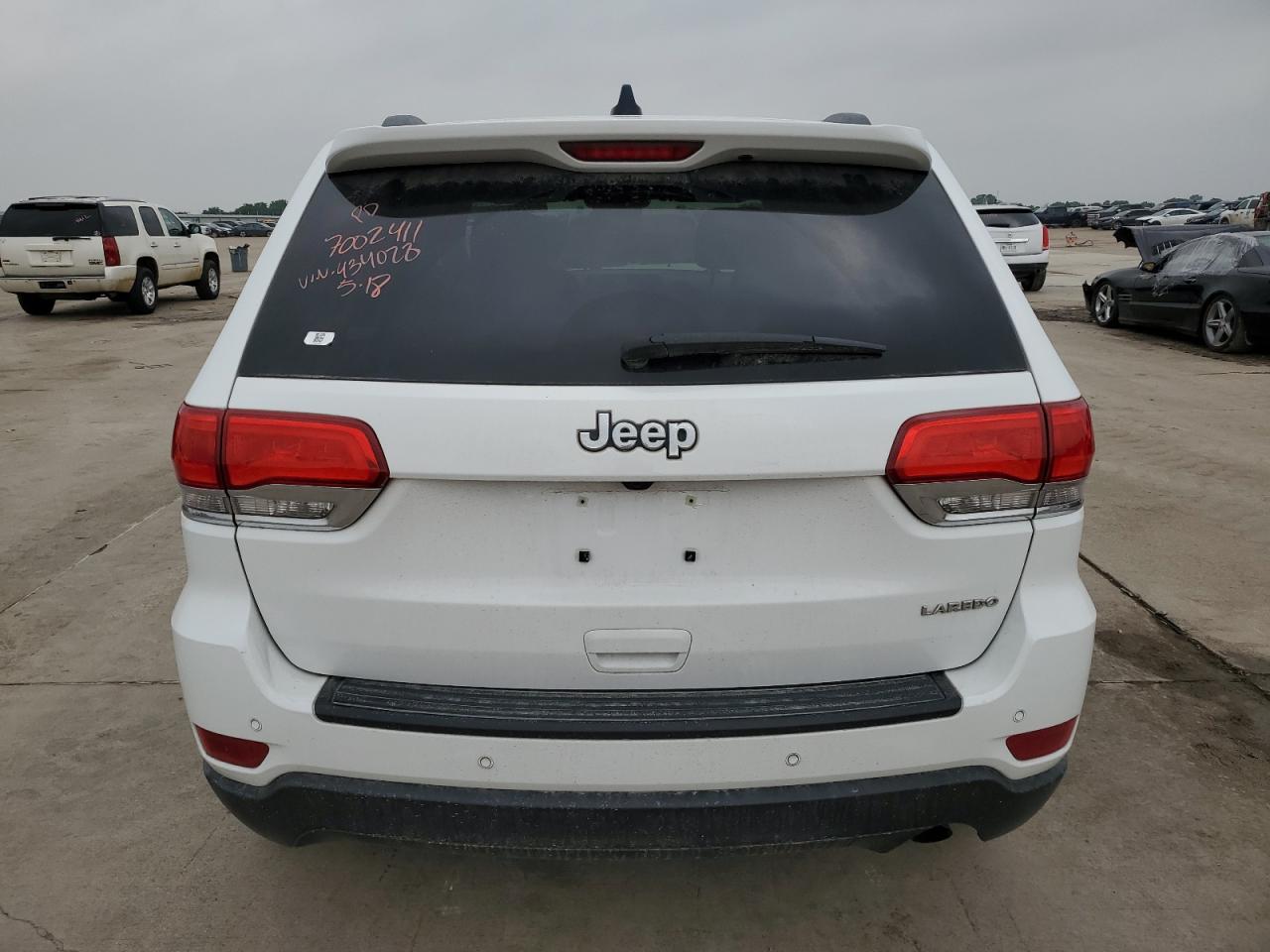 1C4RJEAG2JC434028 2018 Jeep Grand Cherokee Laredo