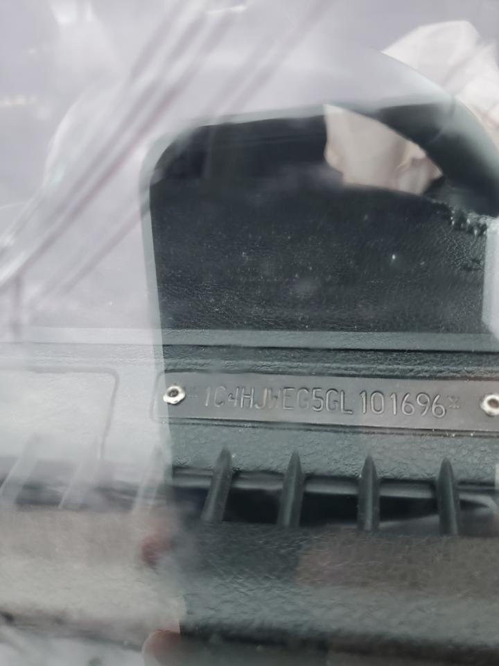 1C4HJWEG5GL101696 2016 Jeep Wrangler Unlimited Sahara