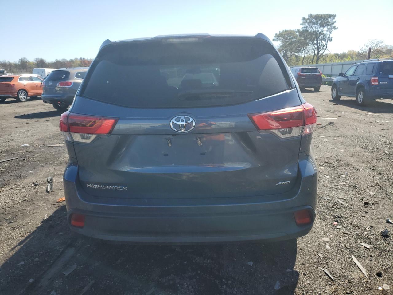 5TDBZRFH9KS940930 2019 Toyota Highlander Le