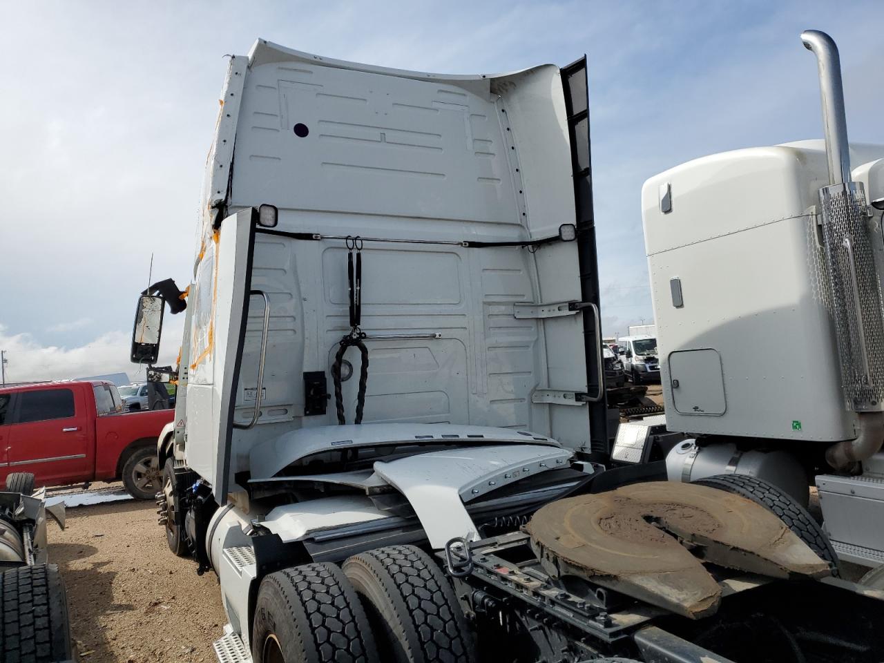 Lot #3317100999 2024 VOLVO VN VNL