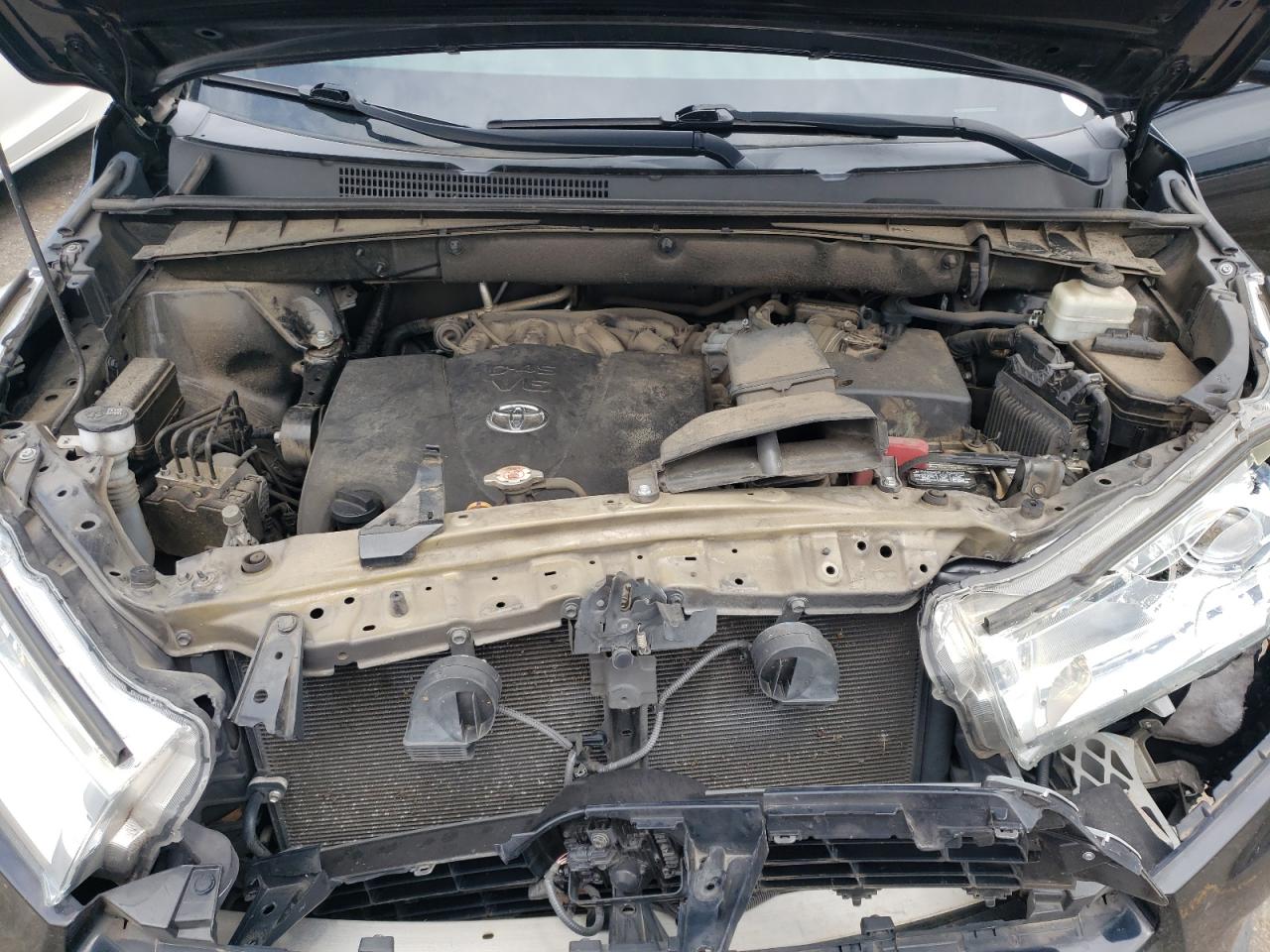 5TDZZRFH1JS240039 2018 Toyota Highlander Le