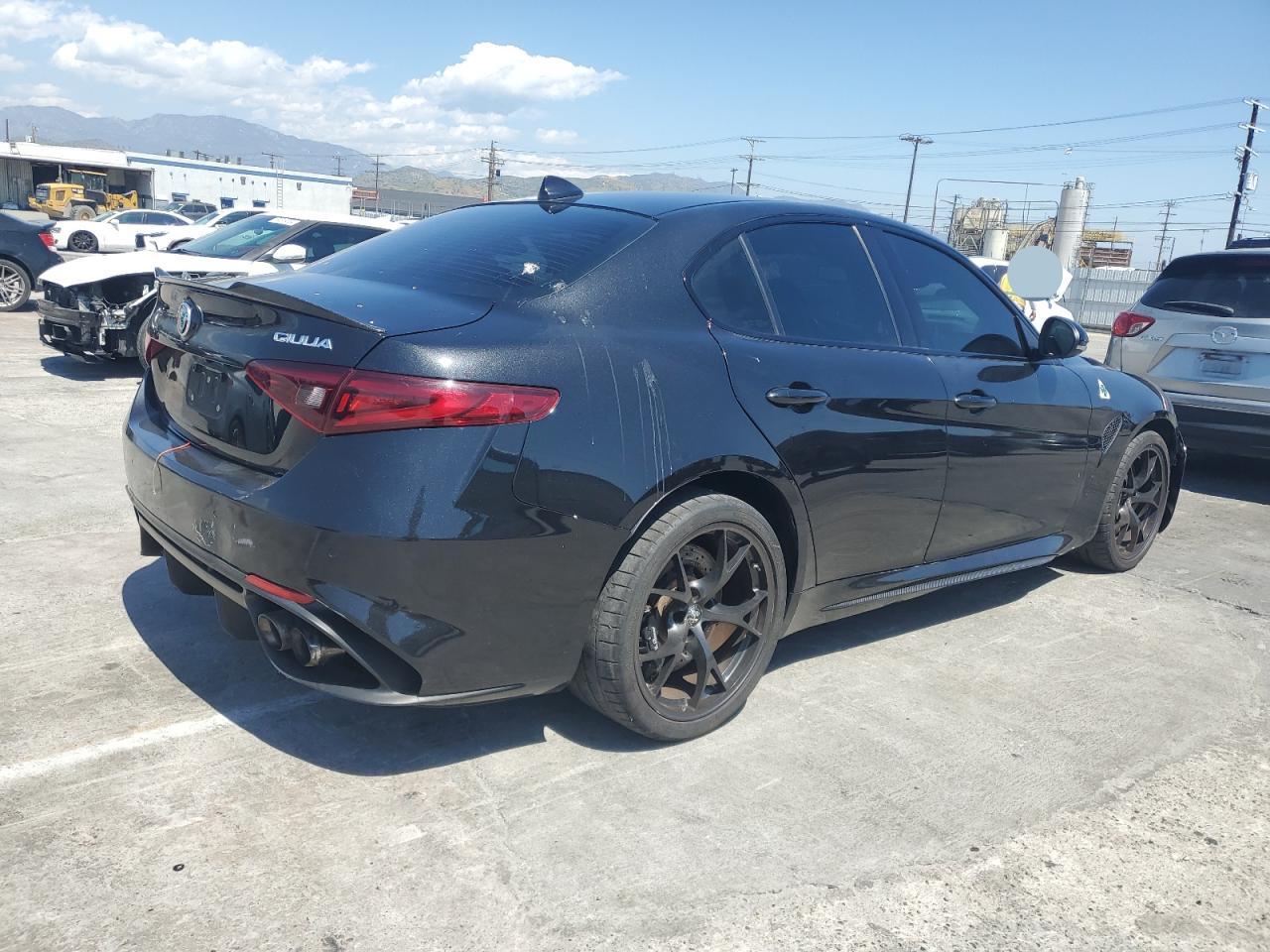 ZARFAEAVXJ7581892 2018 Alfa Romeo Giulia Quadrifoglio