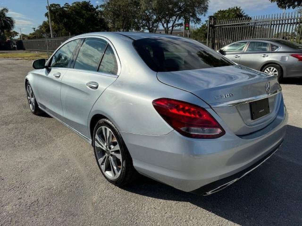 2018 Mercedes-Benz C 300 vin: 55SWF4JBXJU264554