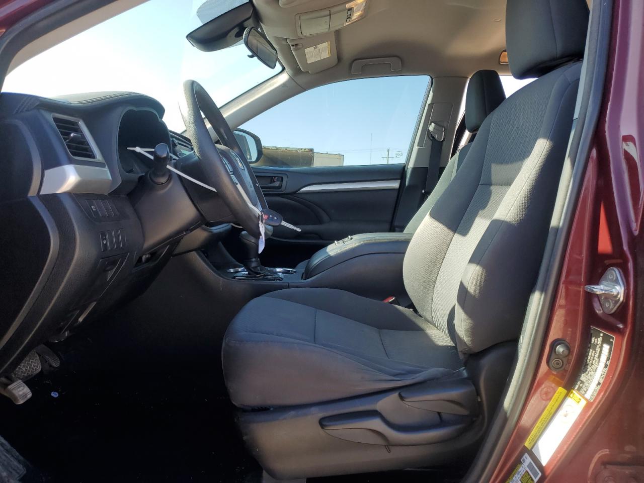 5TDZARFH8JS036233 2018 Toyota Highlander Le