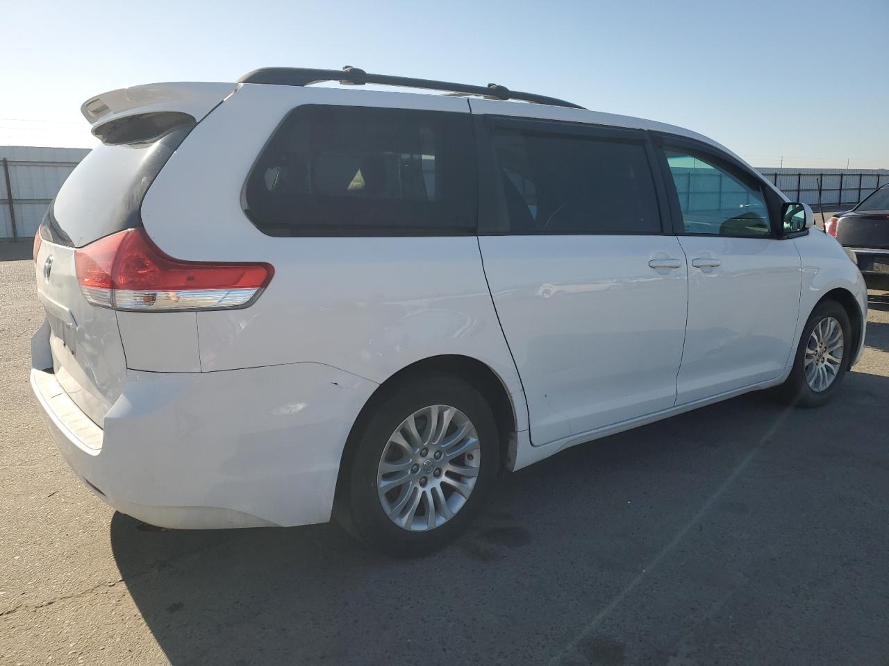 5TDYK3DC4CS215644 2012 Toyota Sienna Xle