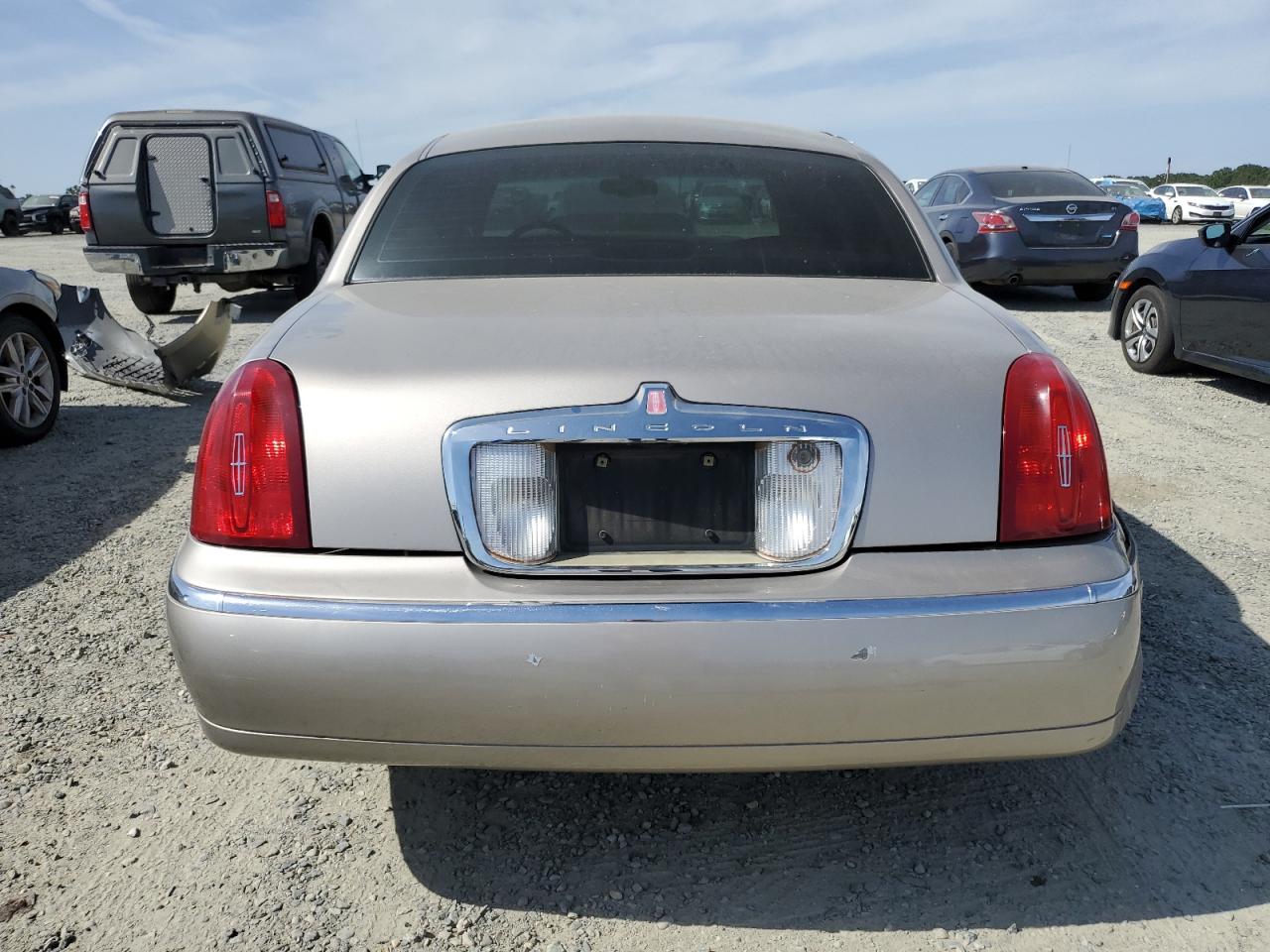 1LNHM82W32Y625838 2002 Lincoln Town Car Signature