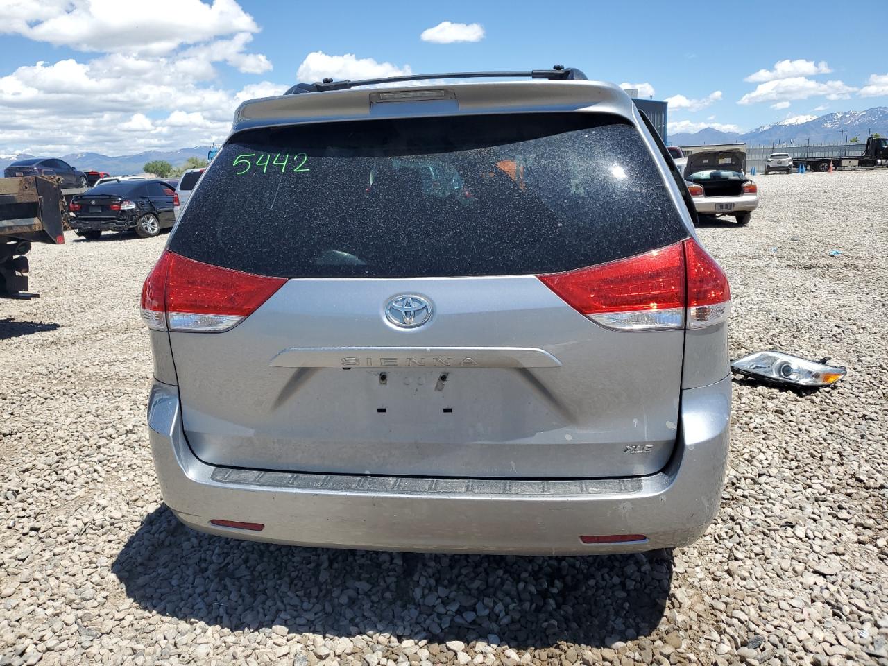 5TDYK3DC2CS257018 2012 Toyota Sienna Xle