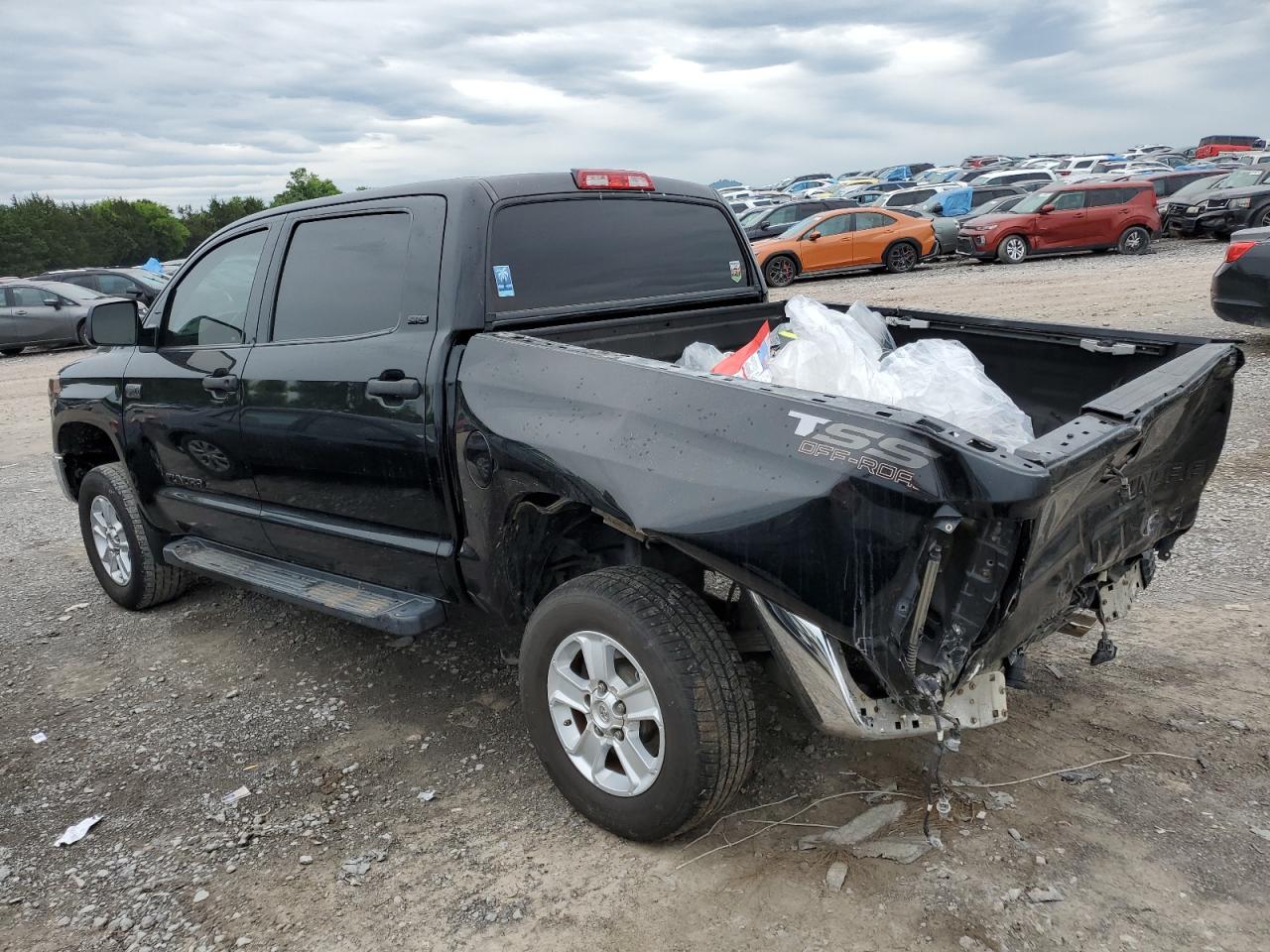 5TFDW5F19HX647688 2017 Toyota Tundra Crewmax Sr5