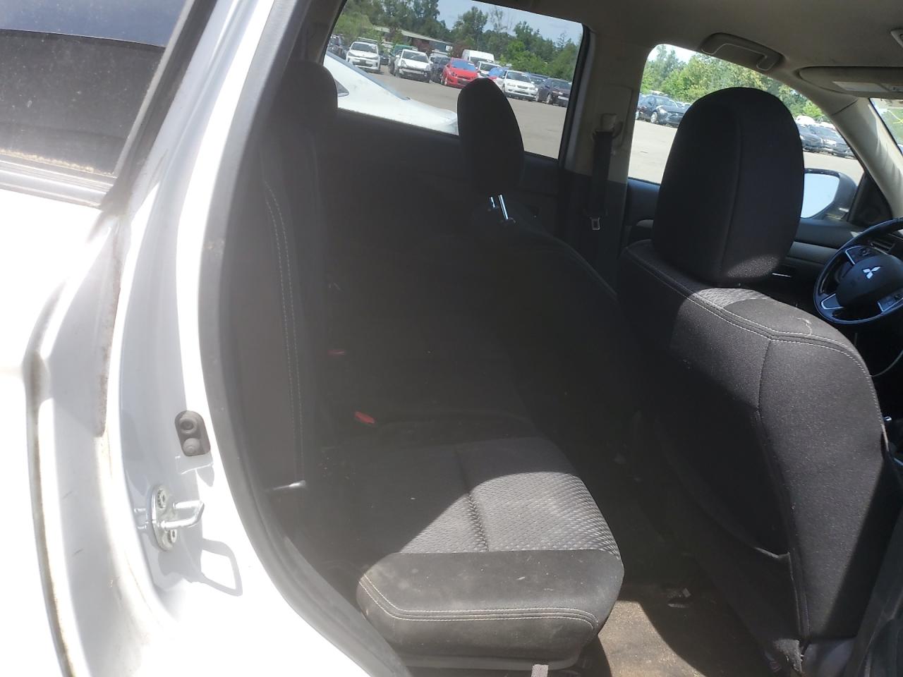 JA4AD2A35GZ000346 2016 Mitsubishi Outlander Es