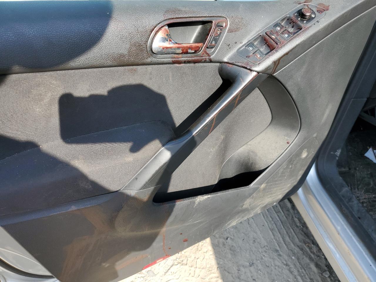 WVGBV7AX8JK003843 2018 Volkswagen Tiguan Limited