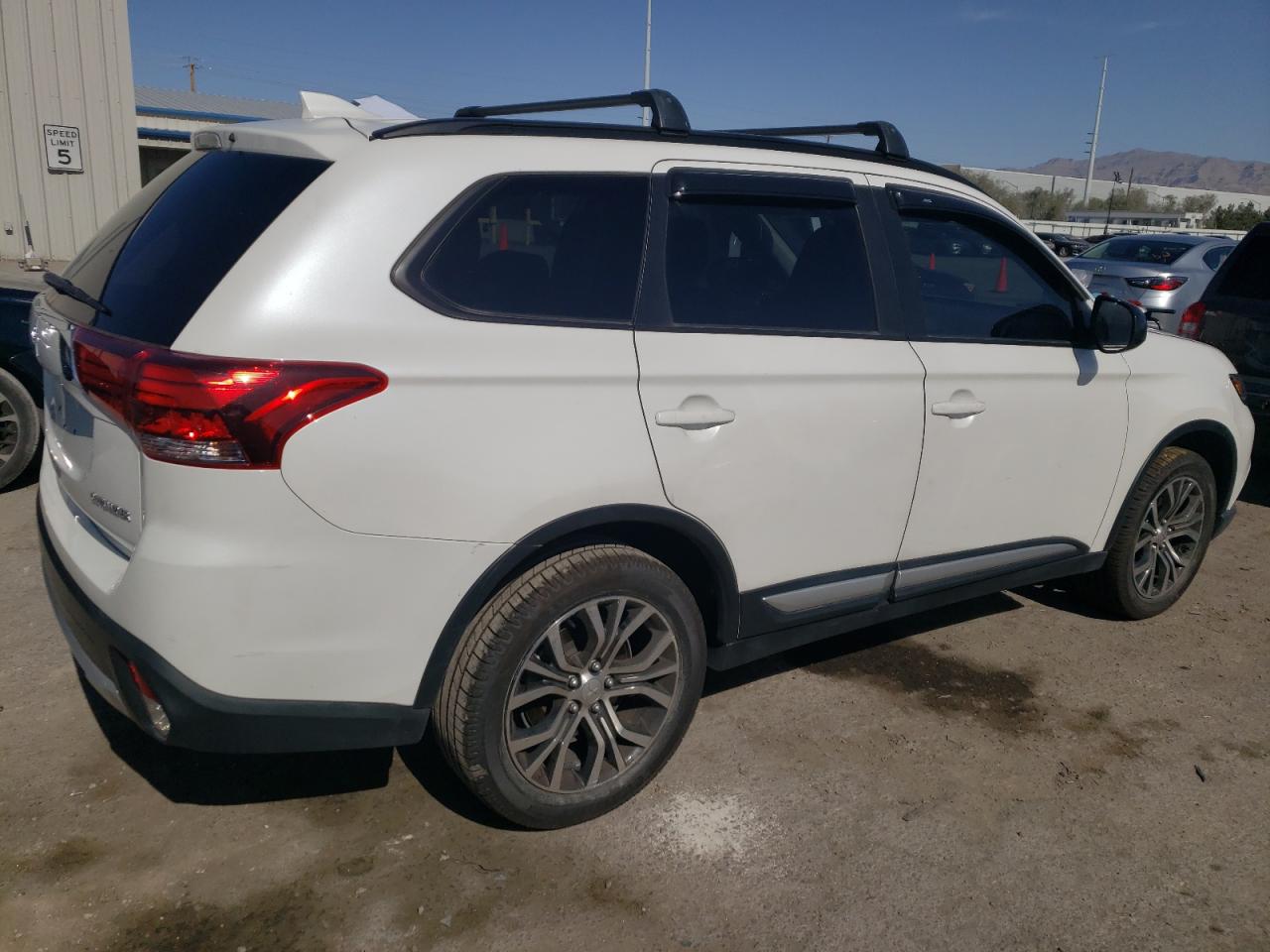 JA4AD2A35JZ010205 2018 Mitsubishi Outlander Es