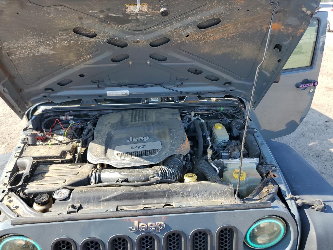 1C4BJWDG6FL692675 2015 Jeep Wrangler Unlimited Sport