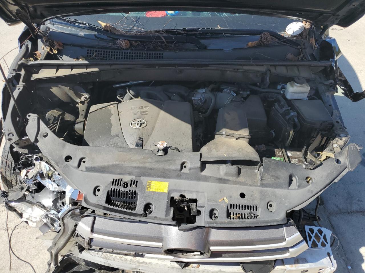 5TDZZRFH2JS274412 2018 Toyota Highlander Le