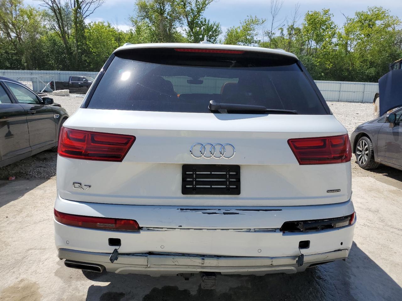 WA1LHAF7XJD053261 2018 Audi Q7 Premium Plus