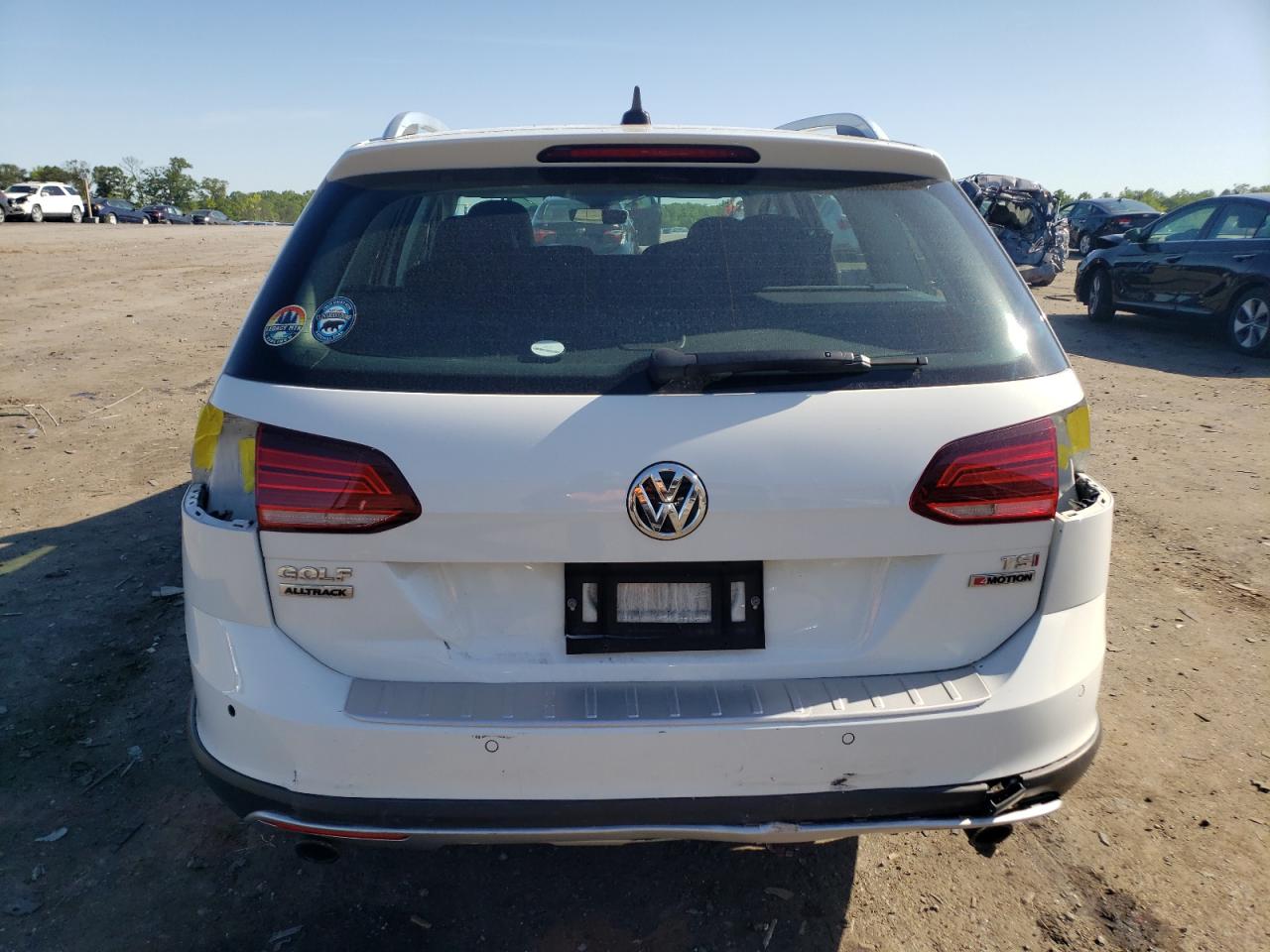 3VWH17AUXJM756232 2018 Volkswagen Golf Alltrack S