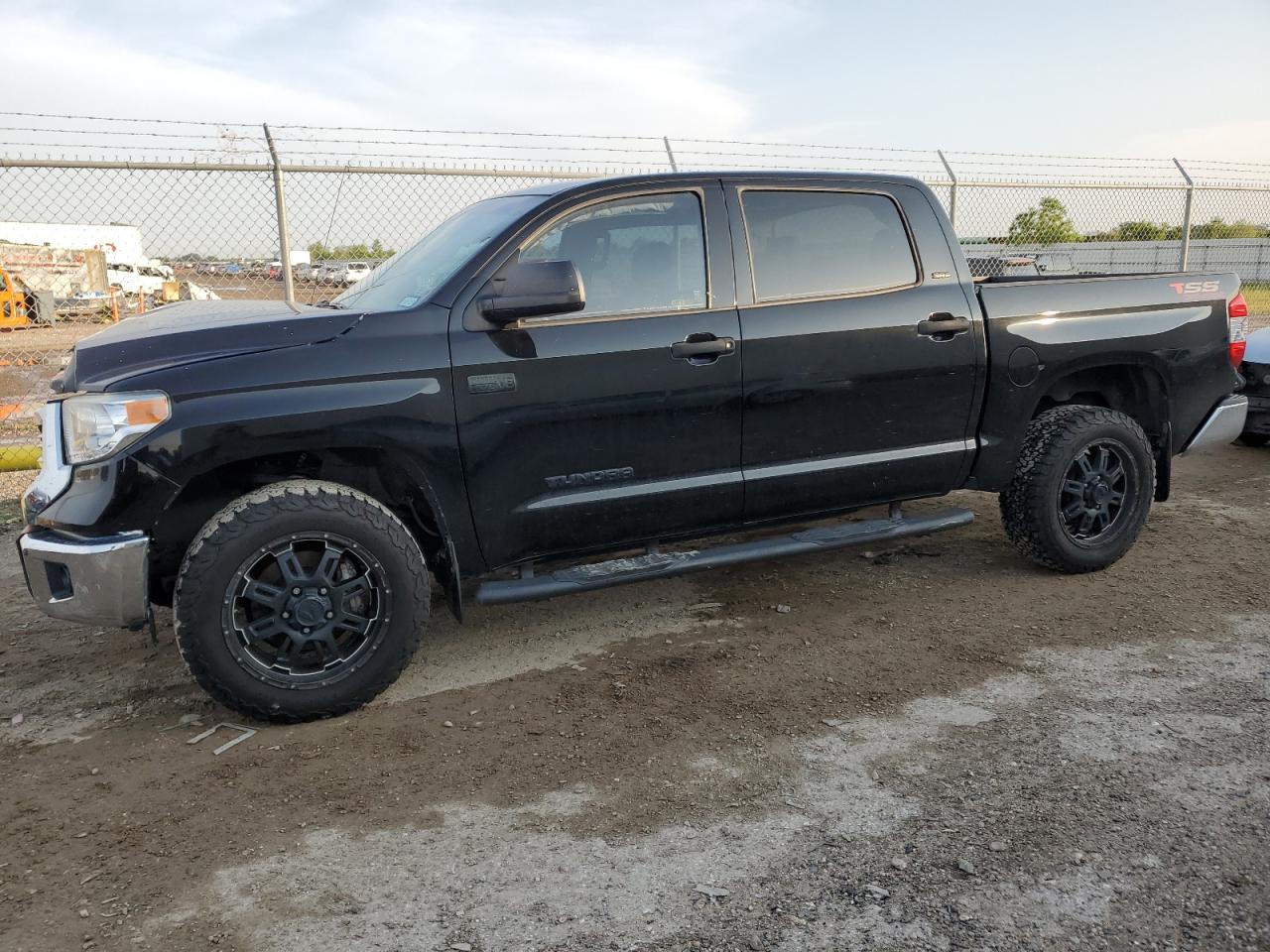 5TFDW5F14HX590378 2017 Toyota Tundra Crewmax Sr5