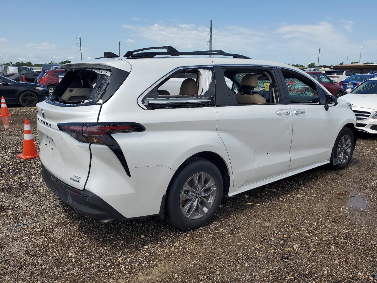 5TDYRKEC8PS146354 2023 Toyota Sienna Xle