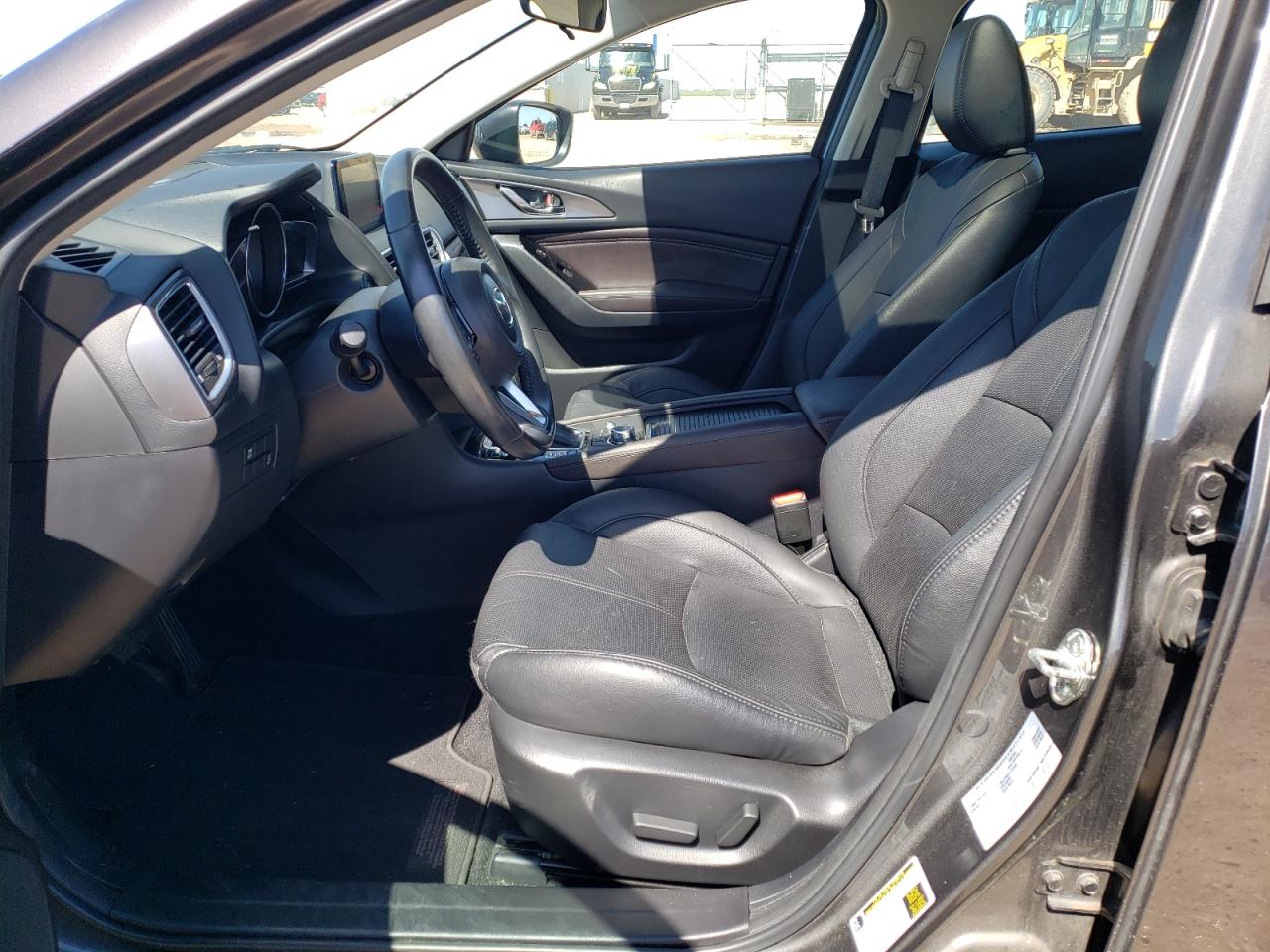 3MZBN1M32JM235693 2018 Mazda 3 Grand Touring