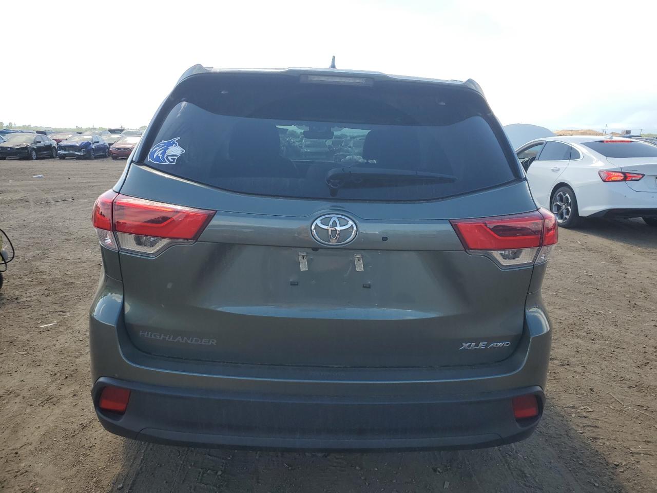 5TDJZRFH0JS900357 2018 Toyota Highlander Se