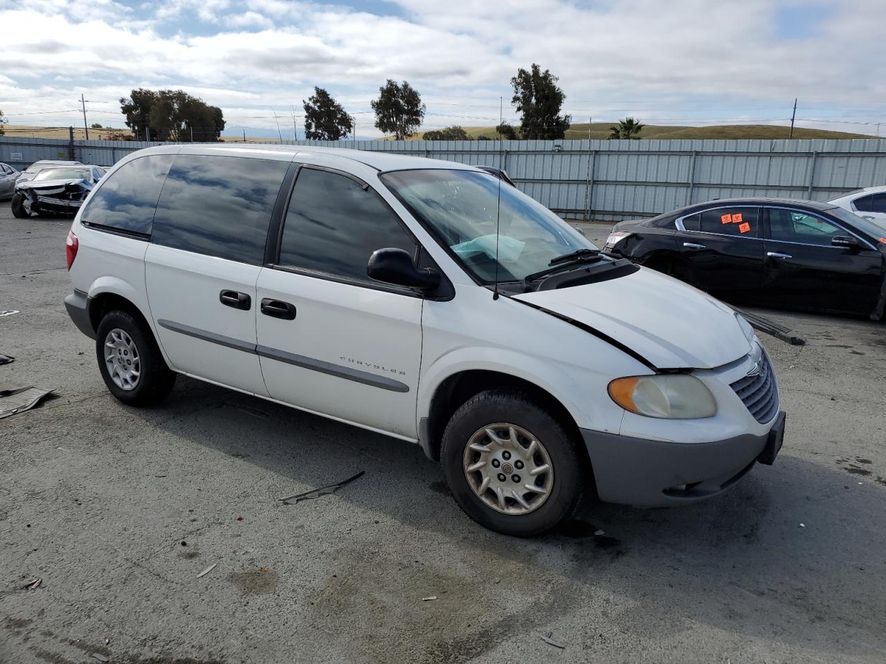 1C8GJ25B11B130083 2001 Chrysler Voyager