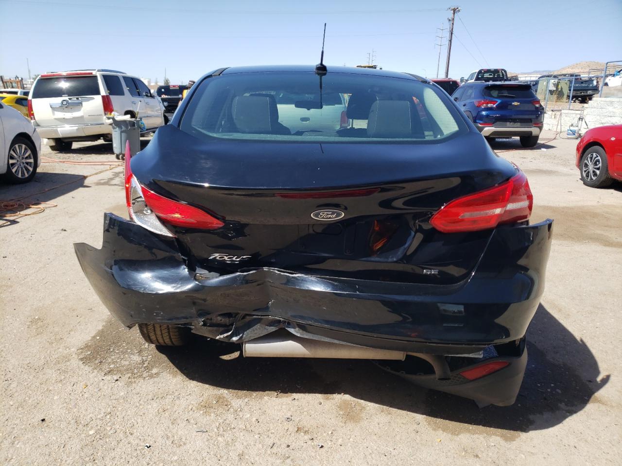 2018 Ford Focus Se vin: 1FADP3F29JL260975