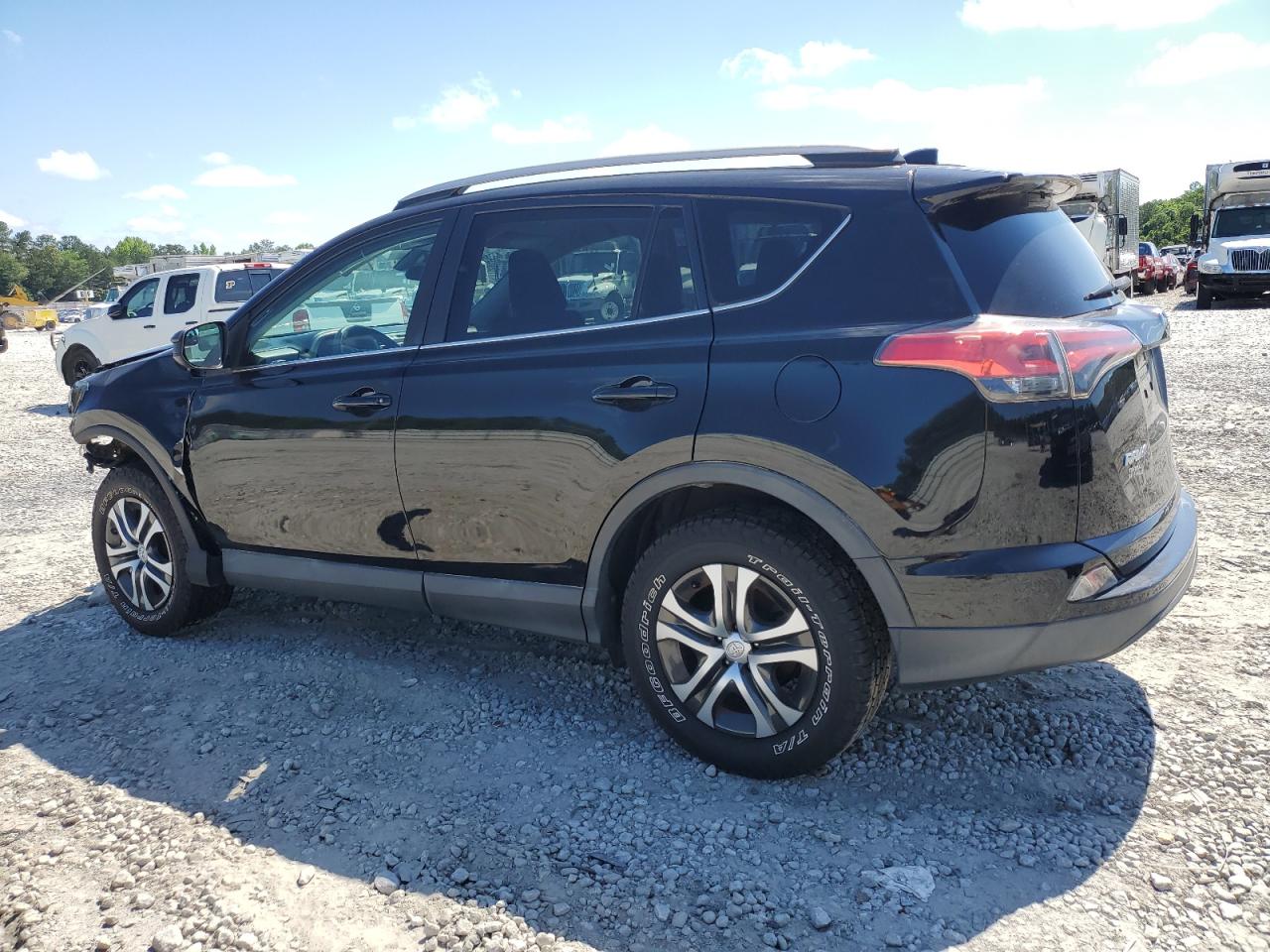 2T3ZFREVXHW327933 2017 Toyota Rav4 Le