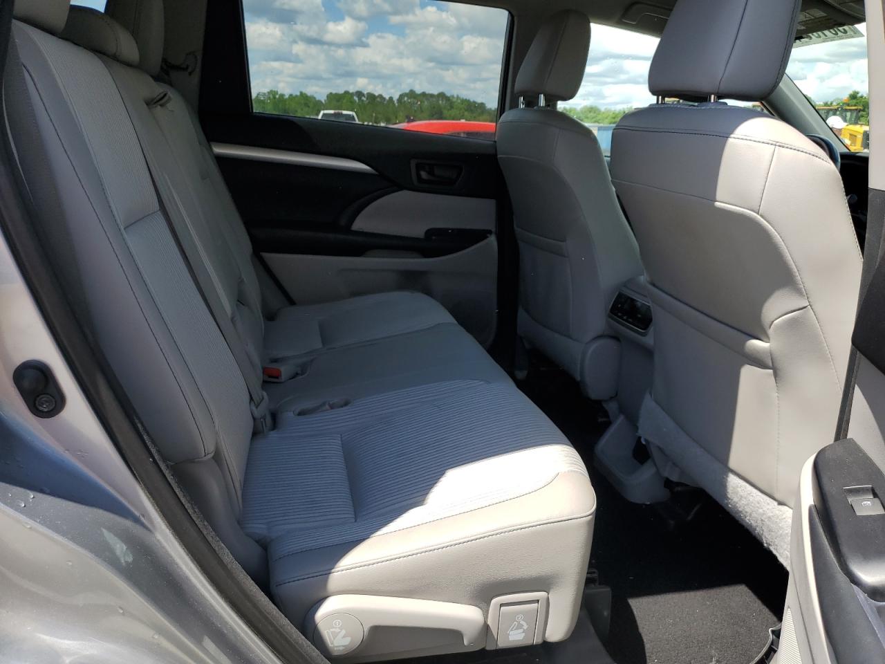 5TDZKRFH0FS070607 2015 Toyota Highlander Le