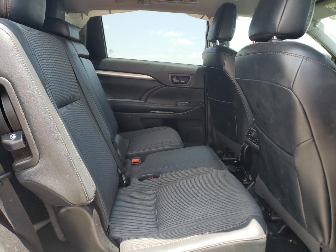 5TDZZRFH3KS365299 2019 Toyota Highlander Le