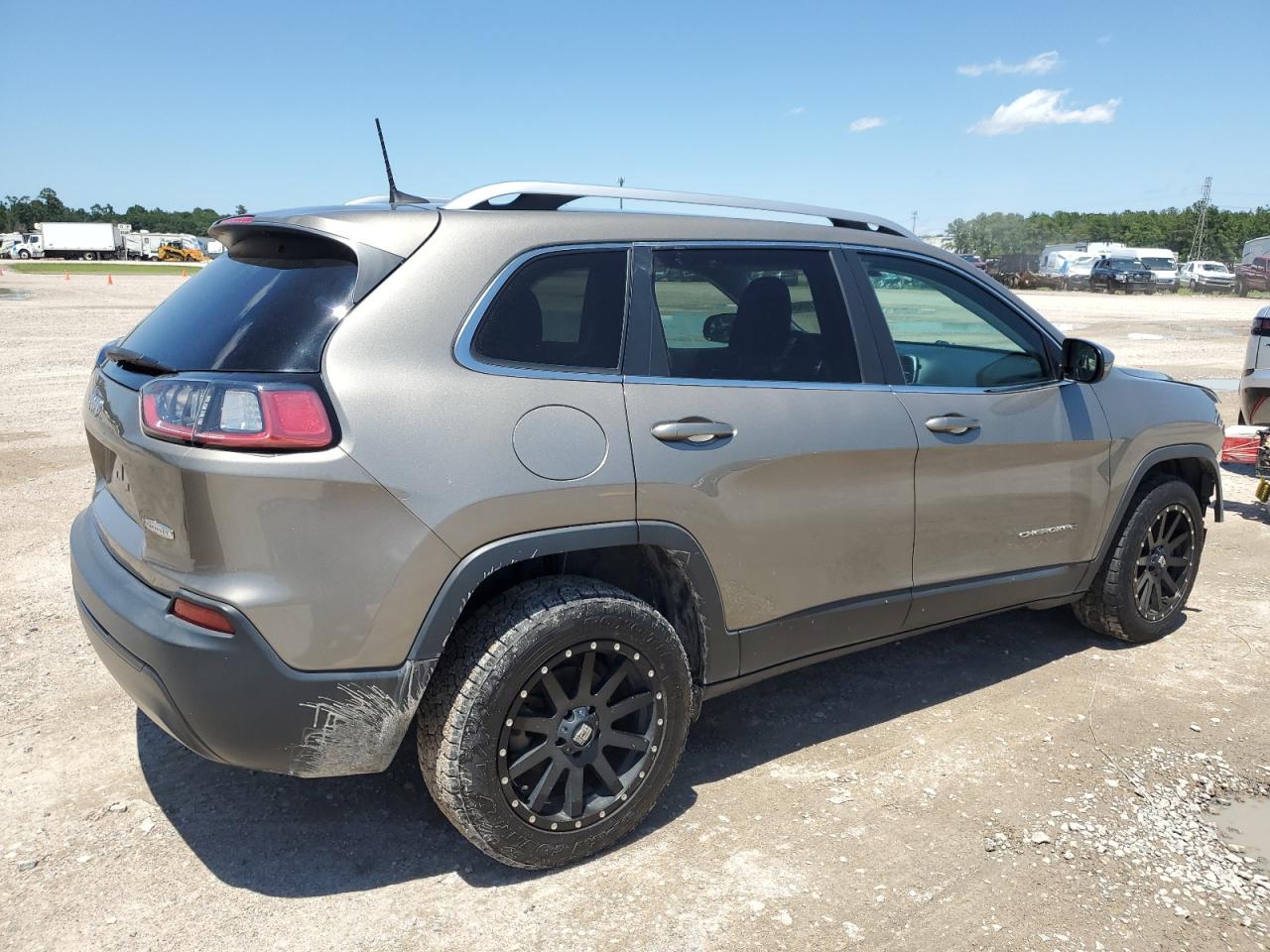 1C4PJLCB6KD267102 2019 Jeep Cherokee Latitude