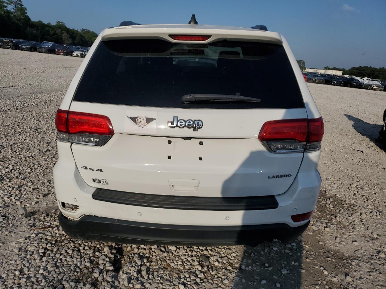 1C4RJFAG5JC411798 2018 Jeep Grand Cherokee Laredo