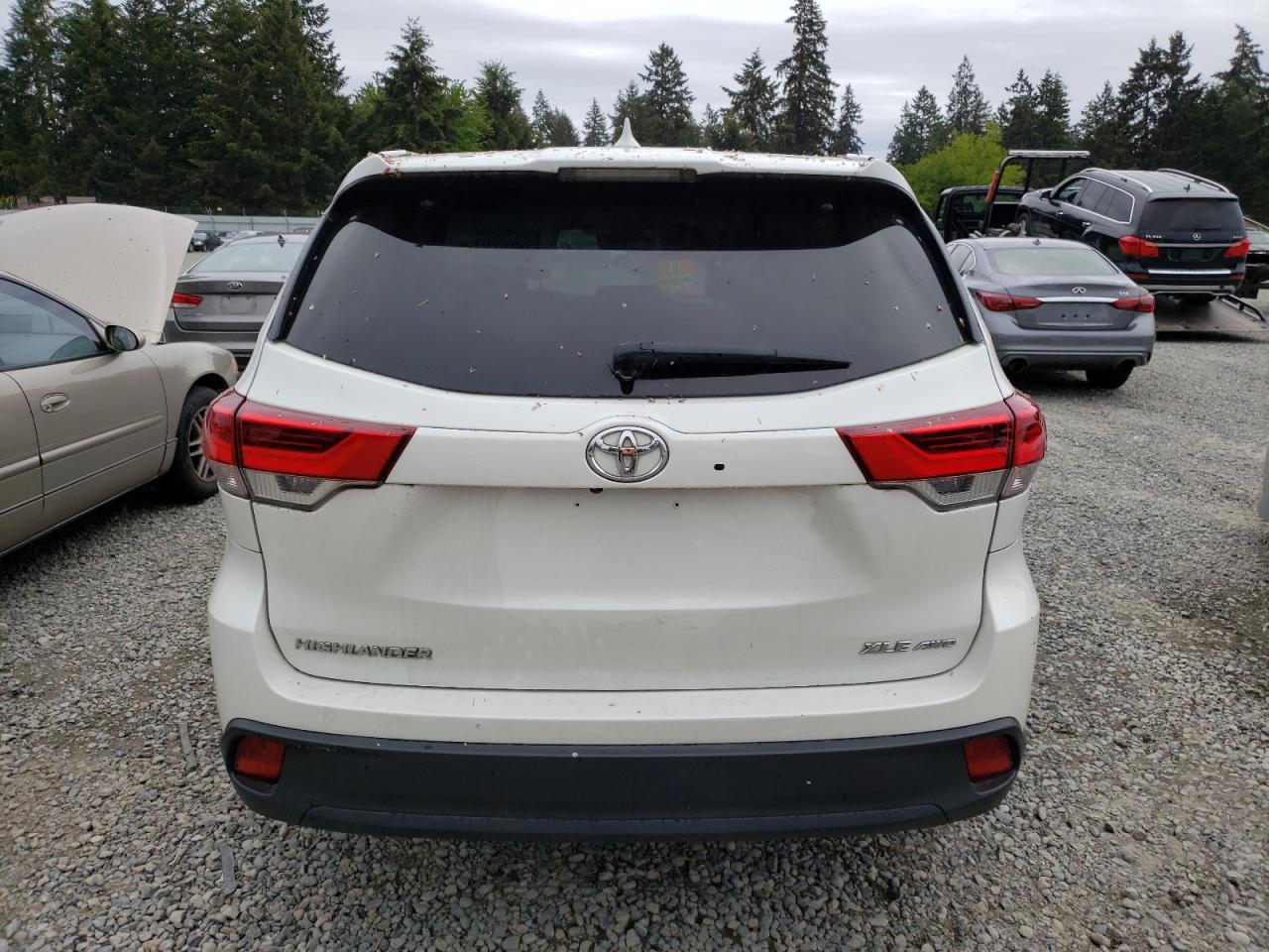 5TDJZRFH3KS583899 2019 Toyota Highlander Se