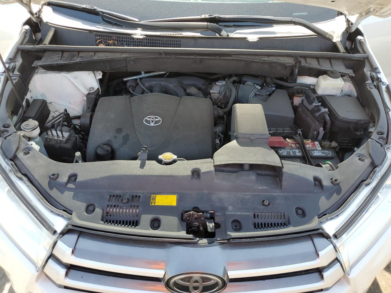 5TDBZRFH4HS365872 2017 Toyota Highlander Le