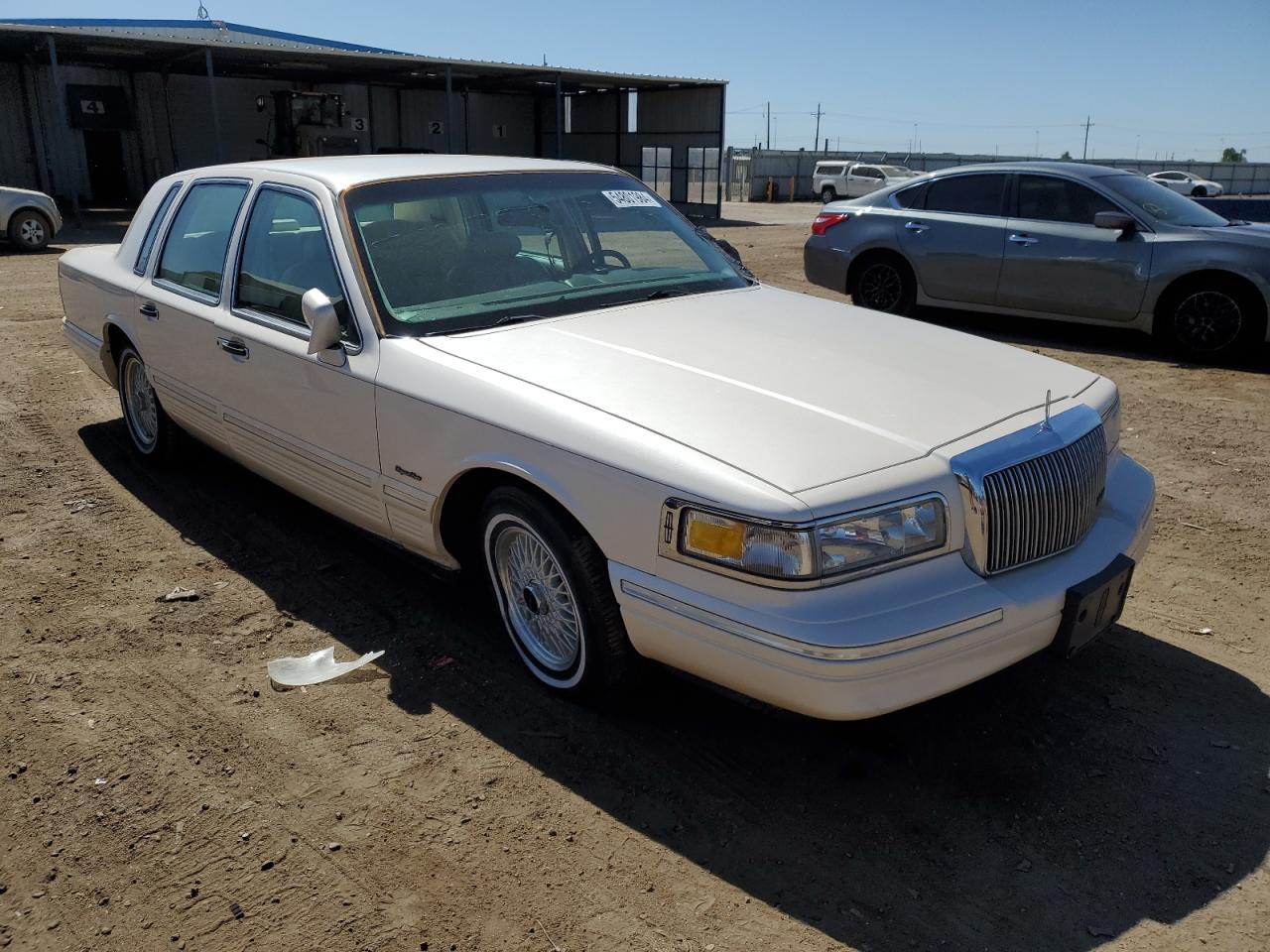 1LNLM82W0VY704057 1997 Lincoln Town Car Signature