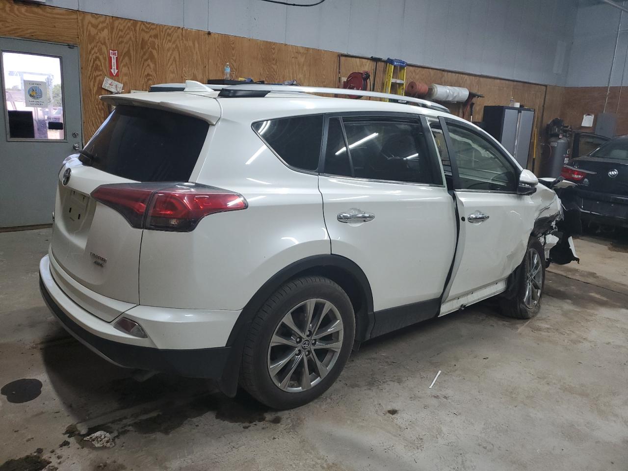 JTMDFREV9HJ710352 2017 Toyota Rav4 Limited