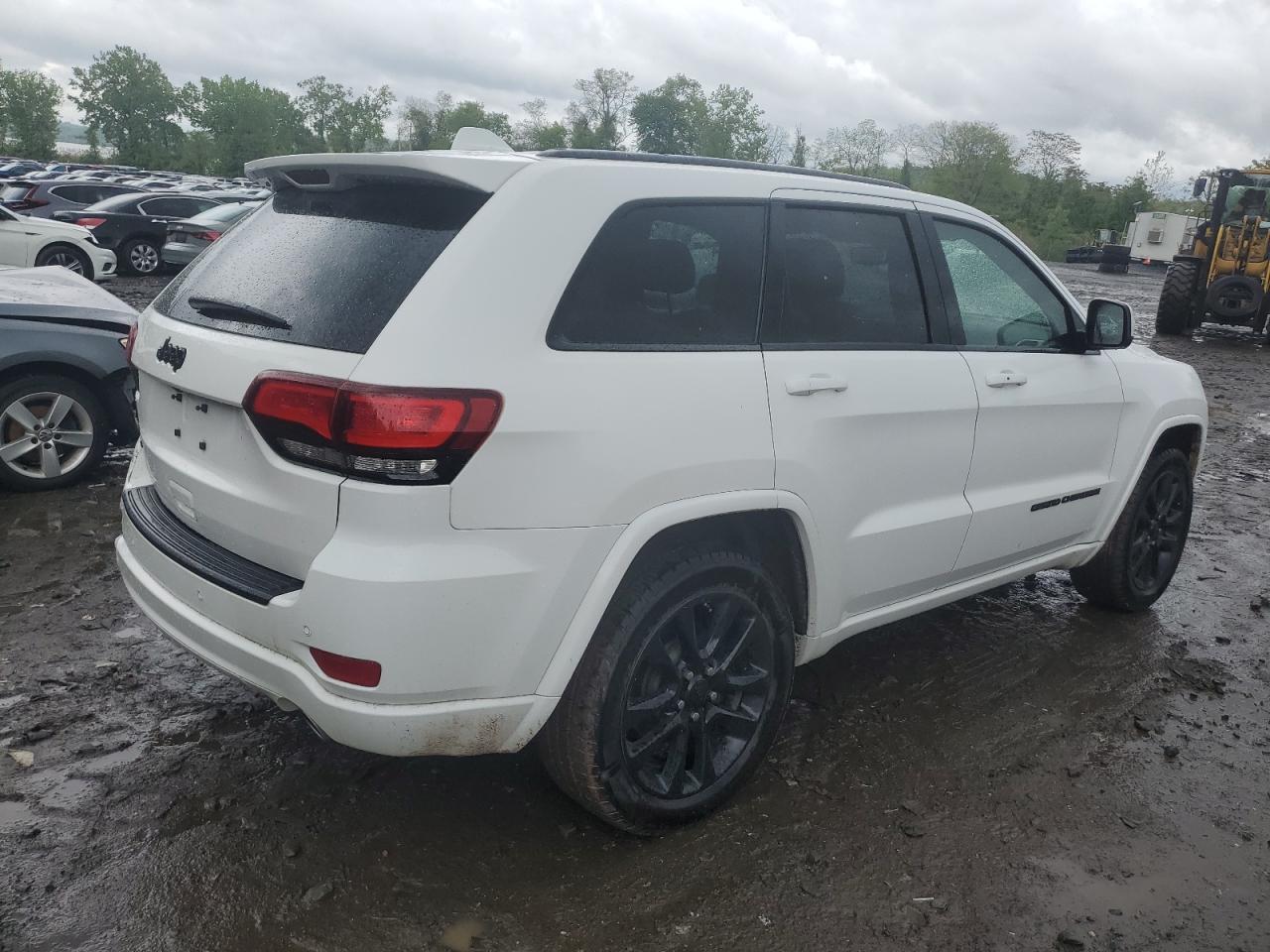 1C4RJFAG3JC477590 2018 Jeep Grand Cherokee Laredo