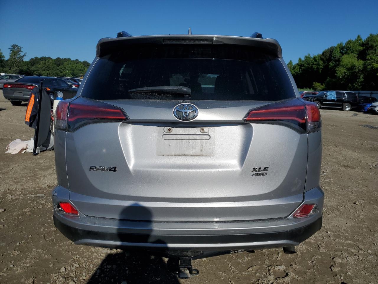 2T3RFREV8HW556045 2017 Toyota Rav4 Xle