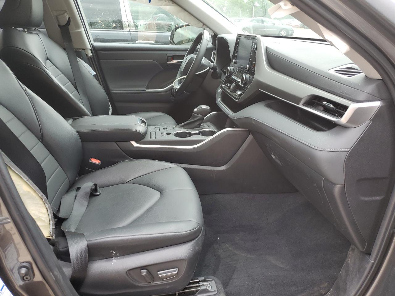 5TDGZRBH6NS201031 2022 Toyota Highlander Xle