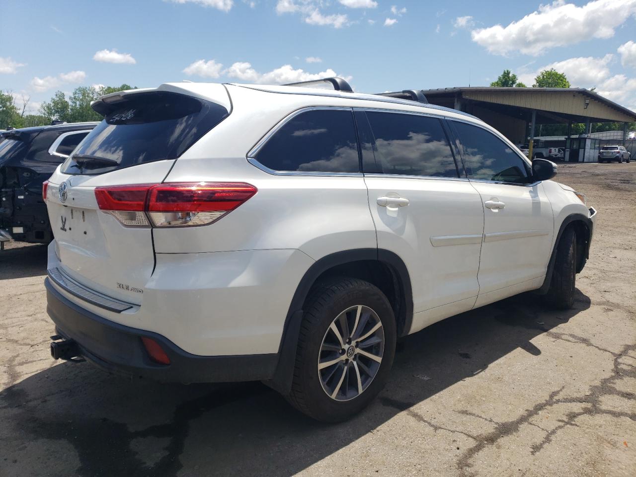 5TDJZRFH6HS446397 2017 Toyota Highlander Se