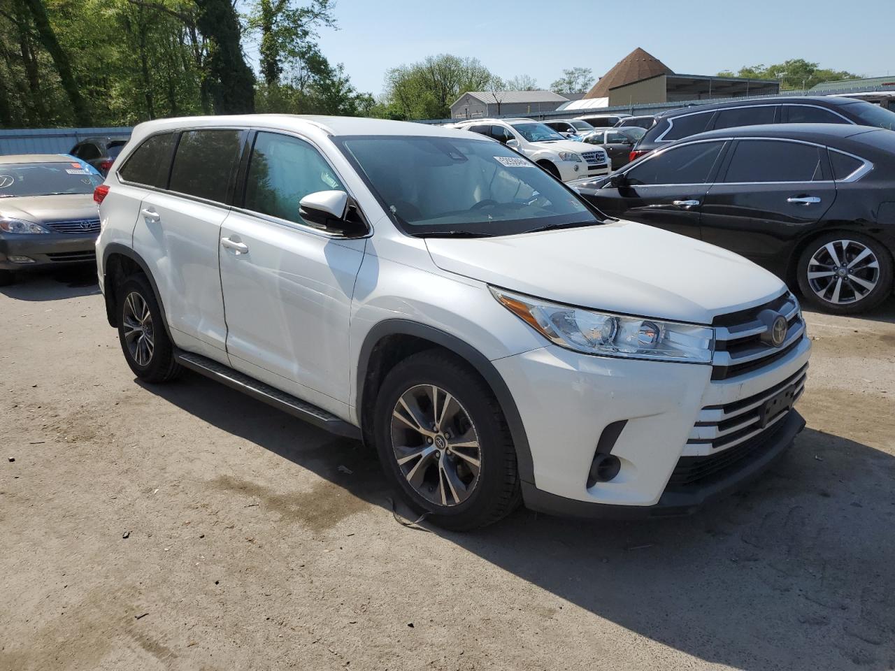 5TDBZRFH4HS365872 2017 Toyota Highlander Le